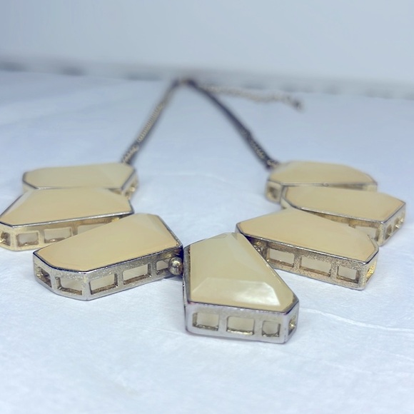 Large cream stone necklace with gold chain - Picture 3 of 4